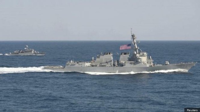 Ngày 27/10/2015, tàu khu trục USS Lassen Hải quân Mỹ tiến hành tuần tra vùng biển 12 hải lý đá Xu Bi thuộc quần đảo Trường Sa của Việt Nam, hiện do Trung Quốc chiếm đóng bất hợp pháp. Nguồn ảnh: Internet.