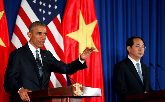Tổng thống Obama tuyên bố gỡ bỏ hoàn toàn lệnh cấm bán vũ khí cho Việt Nam trong cuộc hội đàm Chủ tịch nước Việt Nam Trần Đại Quang ở Hà Nội.