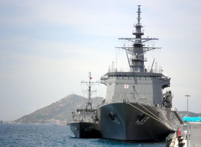Ngày 29/5/2016, hai tàu quét mìn JS Uraga và Takashima Lực lượng Phòng vệ Biển Nhật Bản cập cảng Cam Ranh. Nguồn ảnh: Asahi Shimbun.