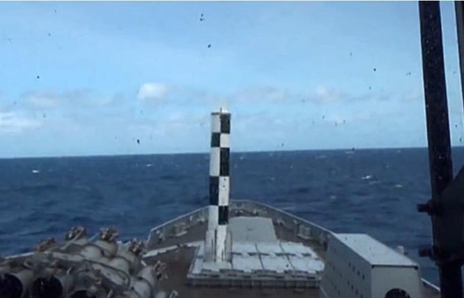 Ấn Độ bắn thử tên lửa hành trình BrahMos trên tàu khu trục.