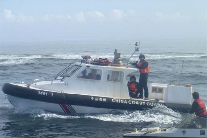 Tháng 12/2015, tàu cảnh sát biển Trung Quốc chặn tàu cá Philippines làm ăn ở vùng biển truyền thống của bãi cạn Scarborough - một bãi cạn Trung Quốc cướp từ tay Philippines vào năm 2012. Nguồn ảnh: Chinatimes Đài Loan.