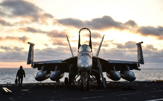 Chiến cơ FA 18 Super Hornet.