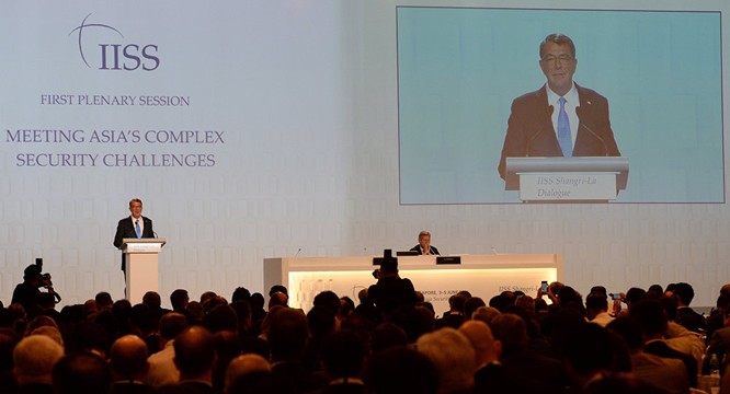 Bộ trưởng Quốc phòng Mỹ Ashton Carter phát biểu tại Singapore (ảnh: Sputnik).