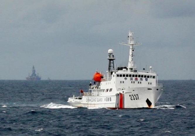Tàu Hải Cảnh Trung Quốc hung hăng hăm dọa ở vùng đặc quyền kinh tế của Việt Nam. Ảnh tư liệu.