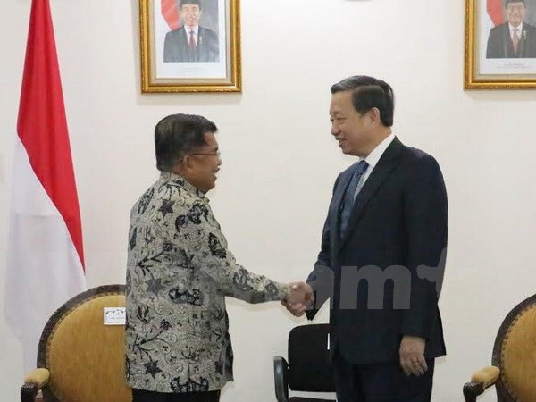 Bộ trưởng Tô Lâm chào xã giao Phó Tổng thống Cộng hòa Indonesia Jusuf Kalla. (Ảnh: Đỗ Quyên/Vietnam+).