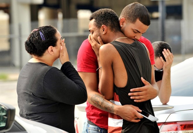 Cha của tay súng đã sát hại 50 người tại một câu lạc bộ đêm dành cho người đồng tính ở Florida cho biết gần đây con trai ông đã tỏ ra hết sức giận dữ khi nhìn thấy hai người đàn ông hôn nhau, và đây có thể là lý do dẫn tới vụ xả súng có thể được coi là kinh hoàng nhất trong lịch sử nước Mỹ.