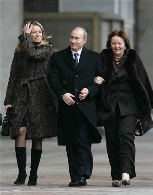 Cô Maria ( bên trái) có lần xuất hiện hiếm hoi khi cùng ông Putin và mẹ đẻ đến một điểm bầu cử ở Moscow ngày 2/12/2007. Ảnh: tư liệu AP