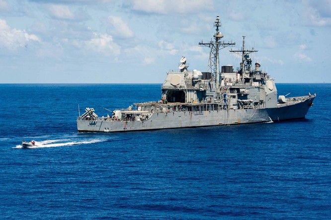 Tàu tuần dương USS Mobile Hải quân Mỹ tiến hành huấn luyện ở Biển Đông ngày 8/5/2016. Nguồn ảnh: Thời báo Hoàn Cầu, Trung Quốc.