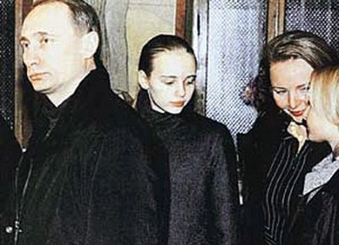 Ông Putin cùng các con gái và người vợ đầu tiên (ảnh tư liệu).