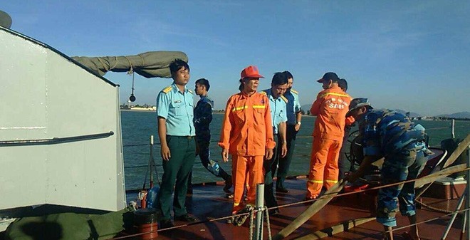 Chuyên gia đang mang thiết bị dò tìm hộp đen máy bay của Tổng công ty Quản lý bay Việt Nam đã lên tàu số hiệu 211 của Hải đội 137 vùng 1 Hải Quân ra vị trí nghi máy bay rơi.