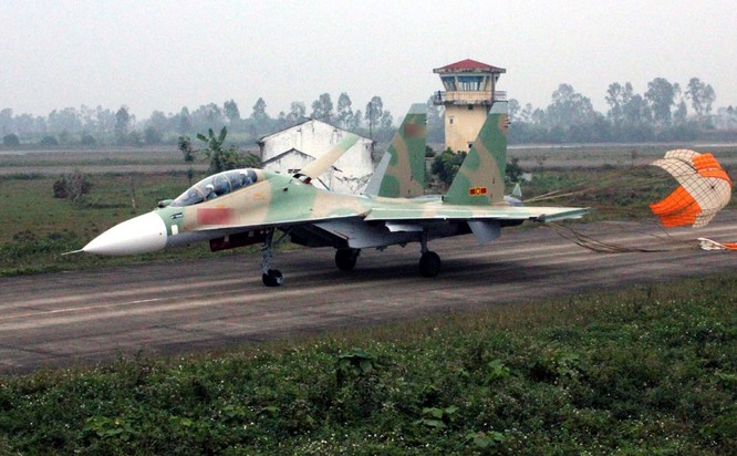 Máy bay Su-30MK2 thuộc trung đoàn 923 sau khi hoàn thành bài tập