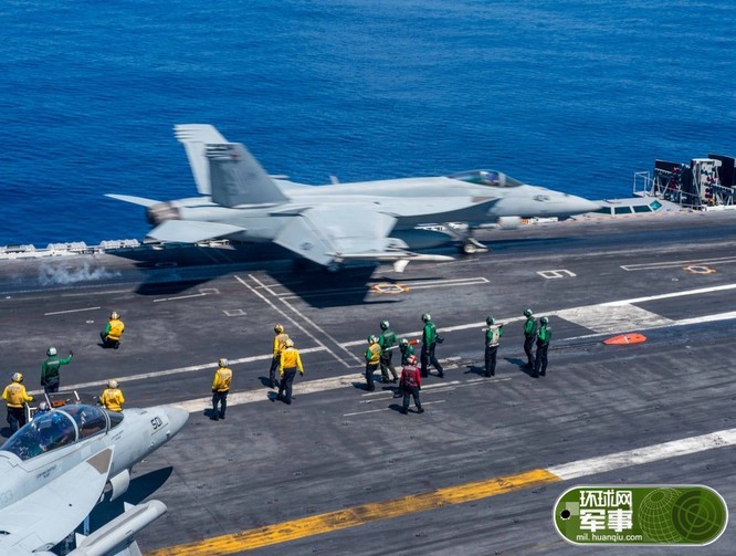 Ngày 19/5/2016, tàu sân bay USS John C. Stennis Hải quân Mỹ tiến hành huấn luyện cất hạ cánh máy bay trên Biển Đông. Nguồn ảnh: Thời báo Hoàn Cầu, Trung Quốc.