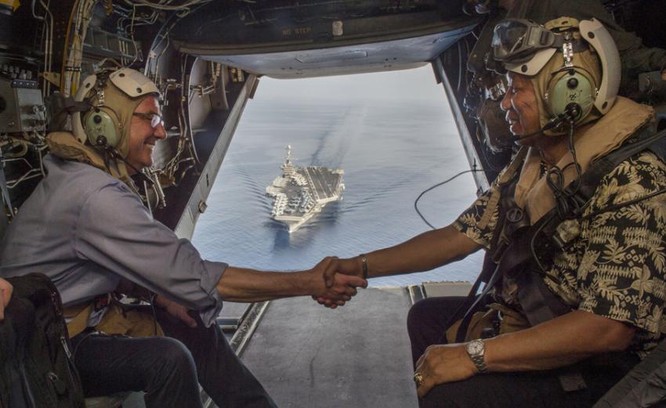 Bộ trưởng Quốc phòng Mỹ Ashton B. Carter và Bộ trưởng Quốc phòng Philippines lên tàu sân bay USS John C. Stennis khi đang tuần tra ở Biển Đông.