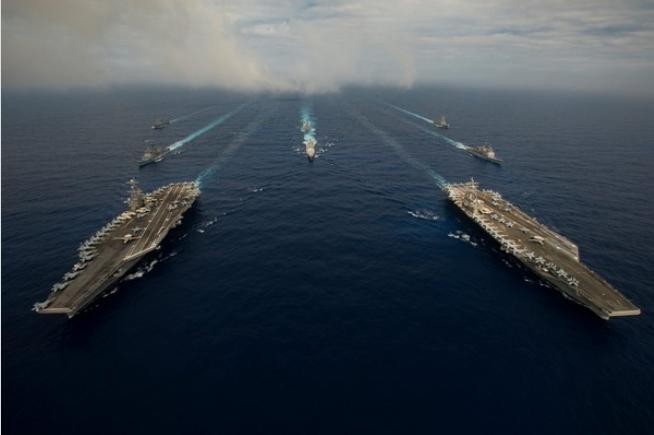 Mỹ điều hai tàu sân bay gồm USS John C. Stennis và USS Ronald Reagan đồng thời tuần tra Biển Đông. Ảnh: ETtoday.