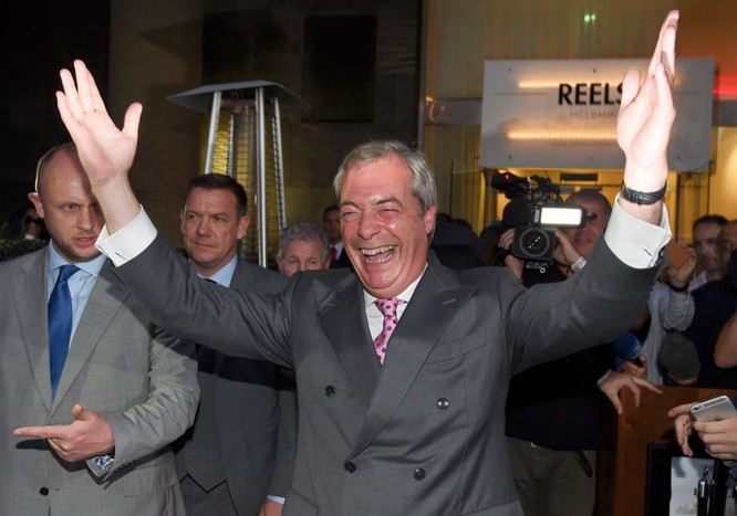 Ông Nigel Farage sau khi xem qua kết quả bỏ phiếu bầu sơ bộ.
