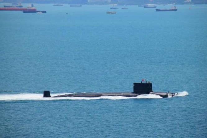 Trong các ngày 24 - 25/6/2016, biên đội tàu chiến Hạm đội Nam Hải Trung Quốc, trong đó có tàu ngầm hạt nhân tấn công số hiệu 409 Type 093G (trong hình) đi qua vùng biển Banda Aceh của Indonesia và eo biển Malacca. Ảnh: news.qq.com.