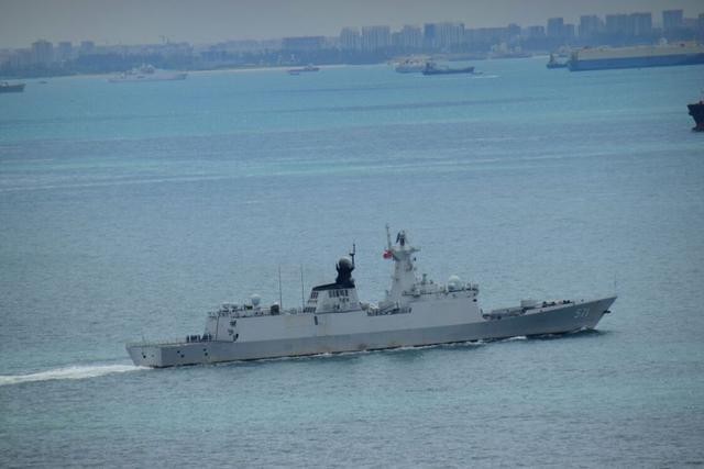 Tàu hộ vệ tên lửa Vận Thành Type 054A Hạm đội Nam Hải, Hải quân Trung Quốc đi qua eo biển Malacca. Ảnh: news.qq.com.