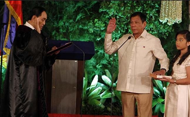 Ông Rodrigo Duterte nhậm chức Tổng thống Philippines.