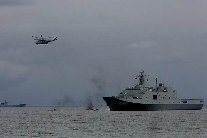 Trong hình là hai bên tiến hành diễn tập khoa mục đổ bộ liên hợp ở vịnh Peter the Great vào sáng ngày 25/8/2015.