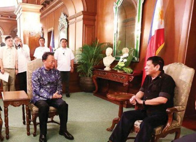 Tổng thống Philippines Rodrigo Duterte tiếp Đại sứ Trung Quốc Triệu Giám Hoa. Ảnh: Báo Phượng Hoàng, Hồng Kông.