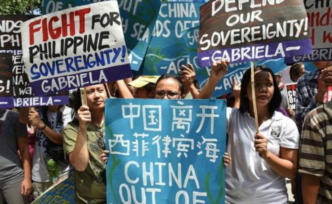 Sau phán quyết của PCA, người dân Philippines tổ chức tuần hành phản đối Trung Quốc. Ảnh: BBC.