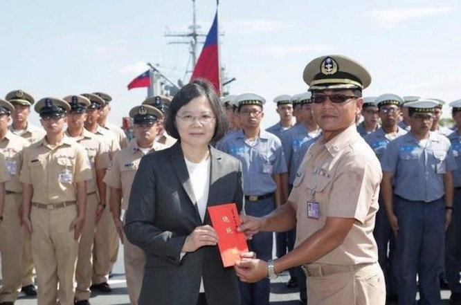 Tổng thống Đài Loan, bà Thái Anh Văn thăm tàu tuần phòng Địch Hóa lớp Khải Định, Hải quân Đài Loan.