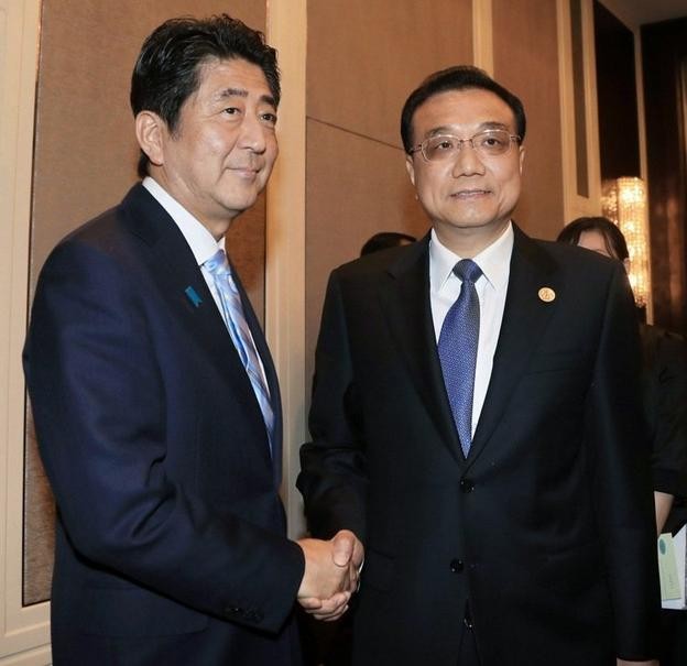 Ngày 15/7/2016, Thủ tướng Nhật Bản Shinzo Abe gặp gỡ Thủ tướng Trung Quốc Lý Khắc Cường bên lề Hội nghị Cấp cao ASEM. Ảnh: Thời báo Hoàn Cầu, Trung Quốc.