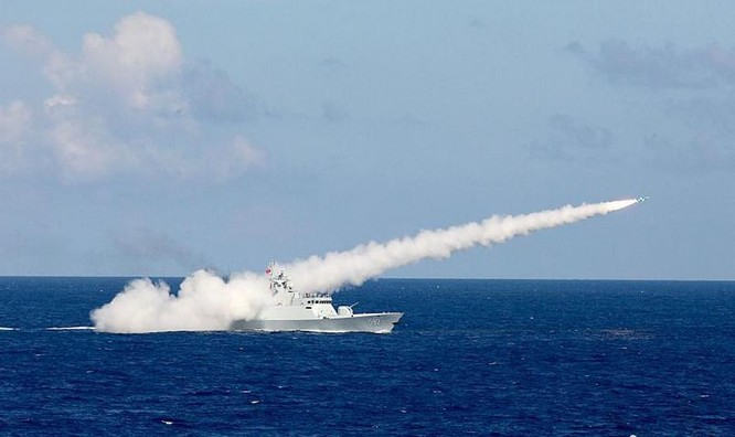 Tàu Trung Quốc tập trận phi pháp ở Hoàng Sa bộc lộ lỗi ngớ ngẩn khi phóng tên lửa ảnh 3