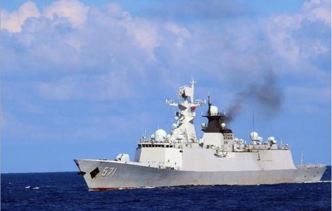 Từ ngày 5 đến ngày 11/7/2016, 3 hạm đội lớn của Hải quân Trung Quốc đã tổ chức tập trận quy mô lớn ở Biển Đông. Có tới 4 quan chức Quân đội Trung Quốc đeo long Thượng tướng tham gia chỉ đạo trực tiếp tại hiện trường. Ảnh: Sina/Chinanews.