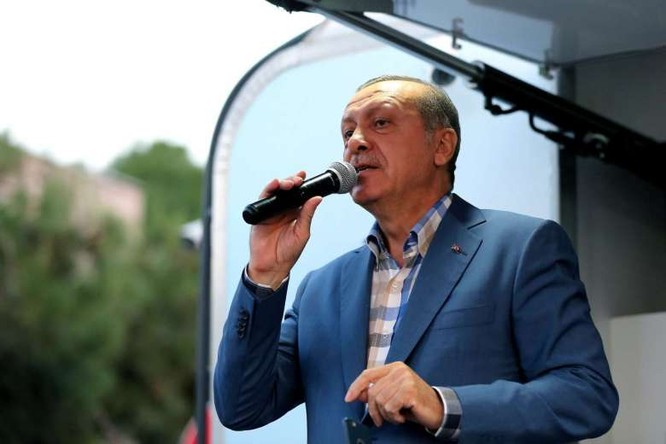Tổng thống Erdogan đang gia sức tiến hành các hoạt động bắt bớ, điều tra và trấn áp những người đã tham gia, có dính dáng đến đảo chính.