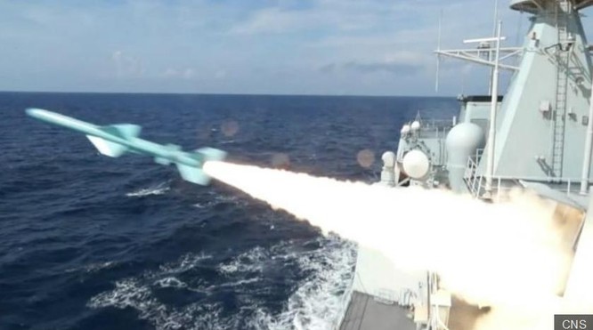 Từ ngày 5 đến ngày 11/7/2016, Hải quân Trung Quốc tập kết 3 hạm đội, tổ chức tập trận thực binh bắn đạn thật quy mô lớn và bất hợp pháp ở vùng biển phía đông đảo Hải Nam đến vùng biển quần đảo Hoàng Sa (Việt Nam). Ảnh: BBC Anh.