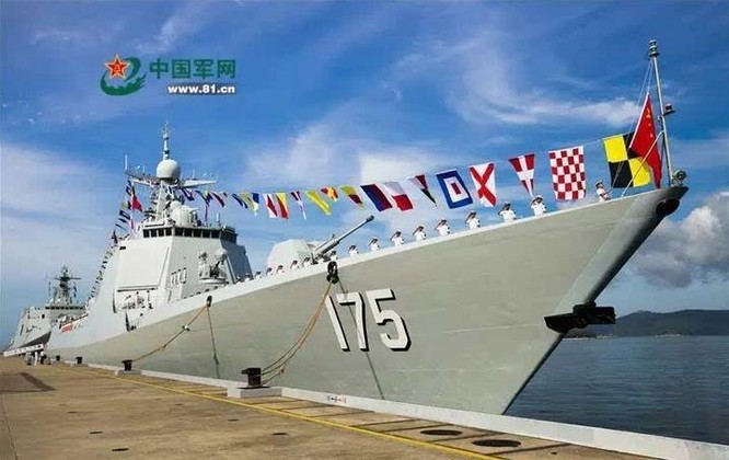 Sáng ngày 12/7/2016, Trung Quốc tổ chức lễ biên chế tàu khu trục tên lửa Ngân Xuyên số hiệu 175 Type 052D cho Hạm đội Nam Hải, Hải quân Trung Quốc. Ảnh: Thời báo Hoàn Cầu, Trung Quốc.