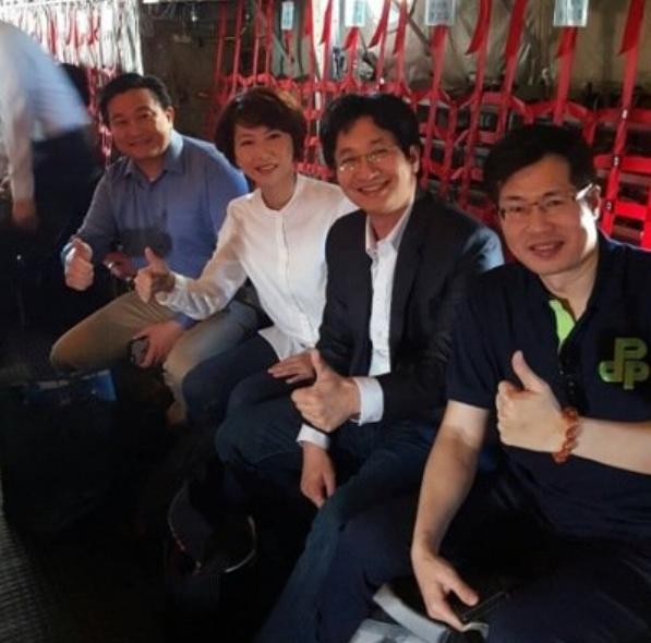 Các nghị sĩ Đảng Dân Tiến Đài Loan chụp ảnh trước khi lên máy bay đổ bộ trái phép lên đảo Ba Bình của Việt Nam. Ảnh: Báo Phượng Hoàng, Hồng Kông.
