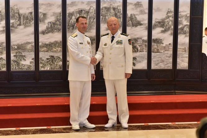 Ngày 18/7/2016, Tham mưu trưởng Hải quân Mỹ hội đàm với Tư lệnh Hải quân Trung Quốc.