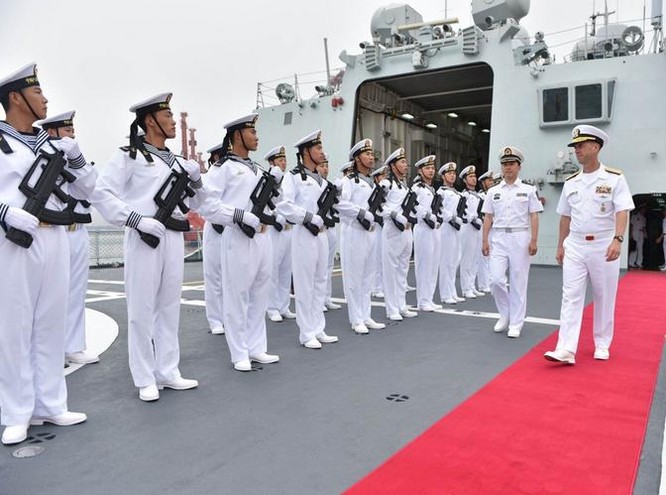 Ngày 20/7/2016, Đô đốc John Richardson tham quan tàu sân bay Liêu Ninh, Hải quân Trung Quốc.