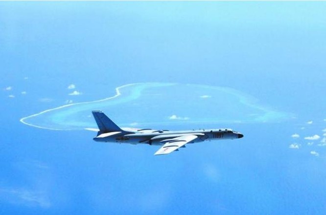 Máy bay ném bom H-6K tuần tra bất hợp pháp trên Biển Đông. Ảnh: Sina Trung Quốc.