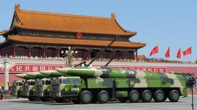 Tên lửa đạn đạo Đông Phong-26 được Trung Quốc khoe trong Lễ duyệt binh ngày 3/9/2015. Ảnh: Tin tức Tham khảo, Trung Quốc.