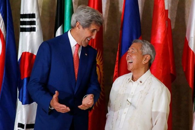 Ngày 27/7/2016, tại Manila, Philippines, Ngoại trưởng Mỹ John Kerry gặp gỡ người đồng cấp Philippines, ông Perfecto Yasay. Ảnh: Reuters.