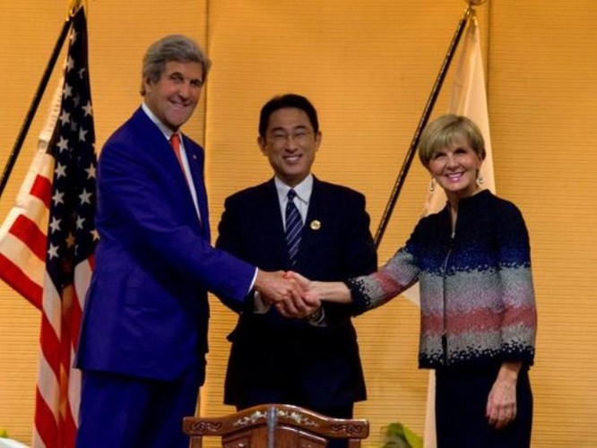 Ngày 25/7/2016, Ngoại trưởng ba nước Mỹ-Nhật Bản-Australia ra tuyên bố chung và an toàn hàng hải, khẳng định phán quyết của Tòa trọng tài Phụ lục VII Công ước Liên hợp quốc về Luật biển 1982 đối với vụ kiện giữa Trung Quốc và Philippines có khả năng ràng buộc pháp lý đối với các bên.