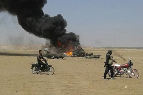 Trực thăng Nga cháy rụi, xác phi công bị kéo lê ở Syria ảnh 1
