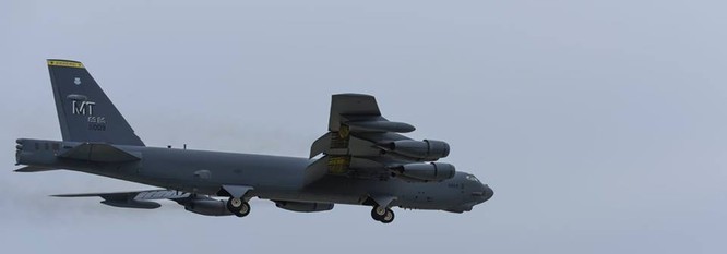 Chùm ảnh: Lần đầu tiên trong lịch sử 3 loại máy bay ném bom Mỹ cùng tuần tra trên TBD ảnh 1