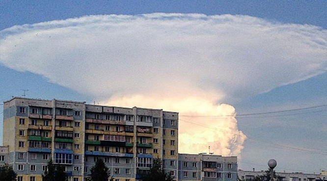 Đám mây hình nấm khổng lồ khiến người dân Siberia hoảng sợ - VIDEO ảnh 1
