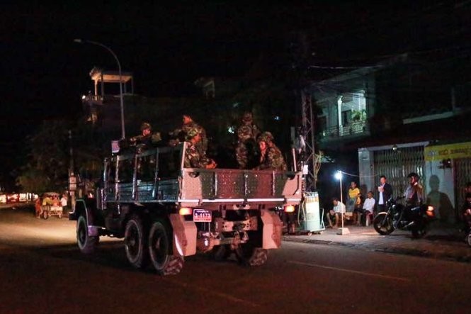 Xe chở binh sĩ Campuchia liên tục được điều động trong mấy tối liền để bao vây trụ sở đảng CNRP - Ảnh: P.P.