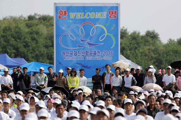 Người dân Triêu Tiên tập trung xem các màn bay biểu diễn ở lễ hội. (Nguồn: AP).