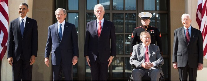 Từ trái qua phải: Barack Obama, George Bush (con), Bill Clinton, George Bush (cha) và Jimmy Carter.