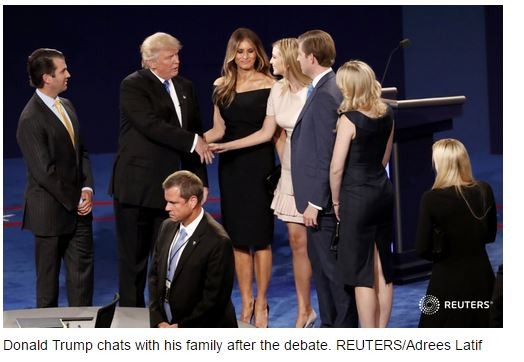 Ông Donald Trump cùng các thành viên trong gia đình khi tranh luận với bà Hillary Clinton kết thúc.