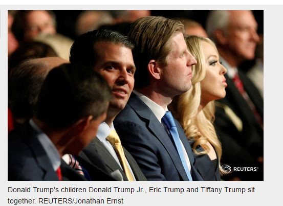 Gia đình ông Donald Trump tại cuộc tranh luận vừa kết thúc (ảnh Reuters).