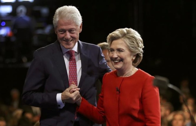 Hai vợ chồng bà Hillary Clinton.
