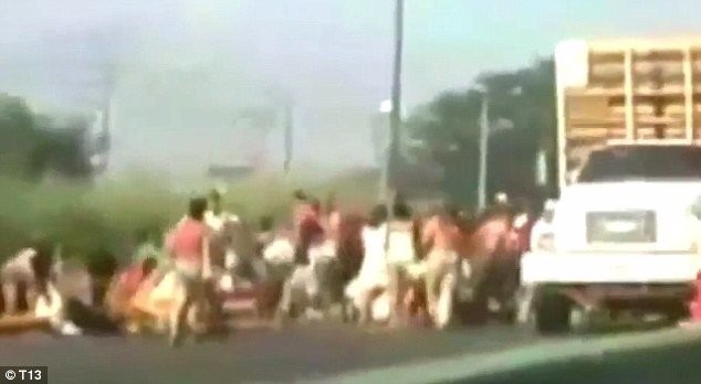 Khủng hoảng kinh tế, dân Venezuela chặn xe tải cướp gà - VIDEO ảnh 1
