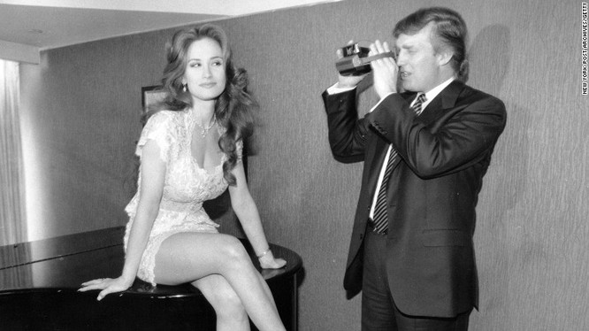 Donald Trump đang phỏng vấn một người mẫu
